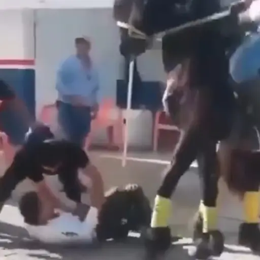 El video muestra un altercado que incluyó armas de fuego en un desfile en Chiquimula. ,Captura de pantalla.
