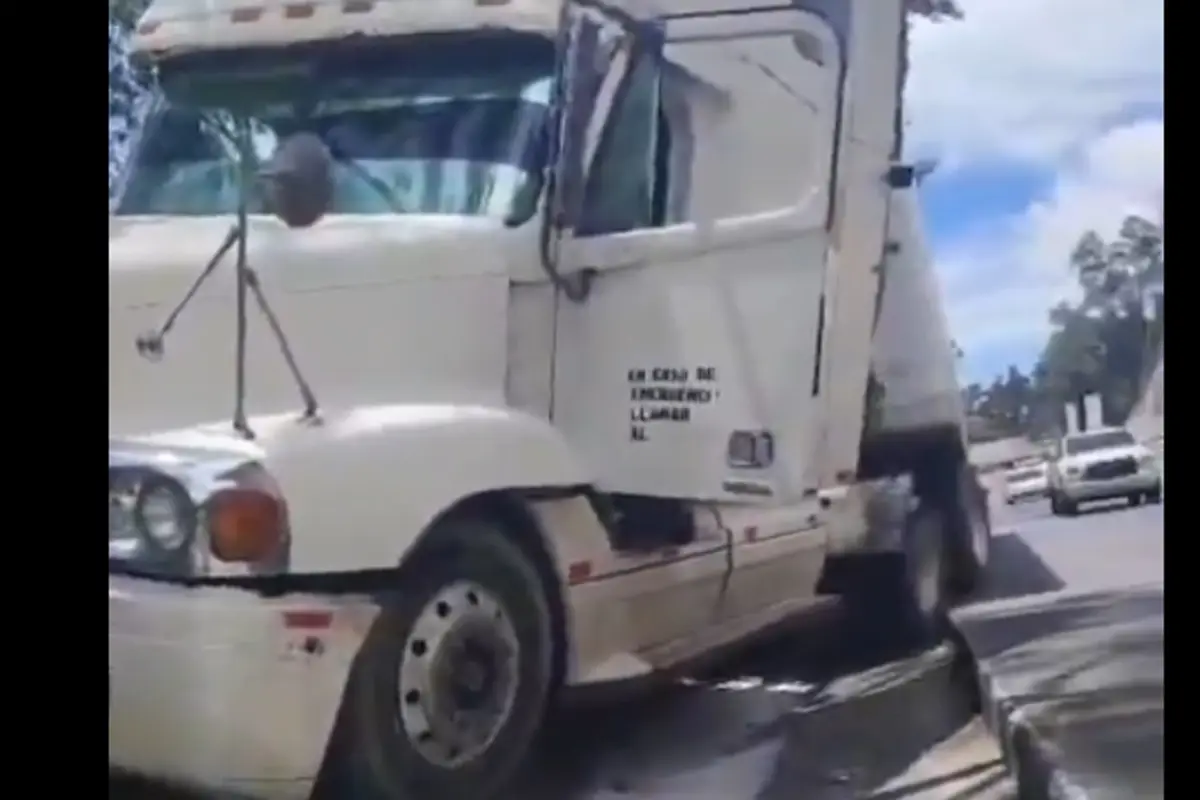 La unidad de transporte quedó fuera de la carretera tras el percance., Captura de pantalla.