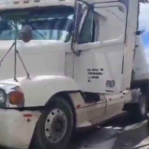La unidad de transporte quedó fuera de la carretera tras el percance. ,Captura de pantalla.