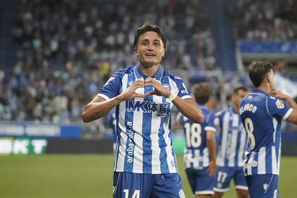 El defensa argentino del Alavés Nahuel Tenaglia celebra su gol durante la primera jornada de LaLiga