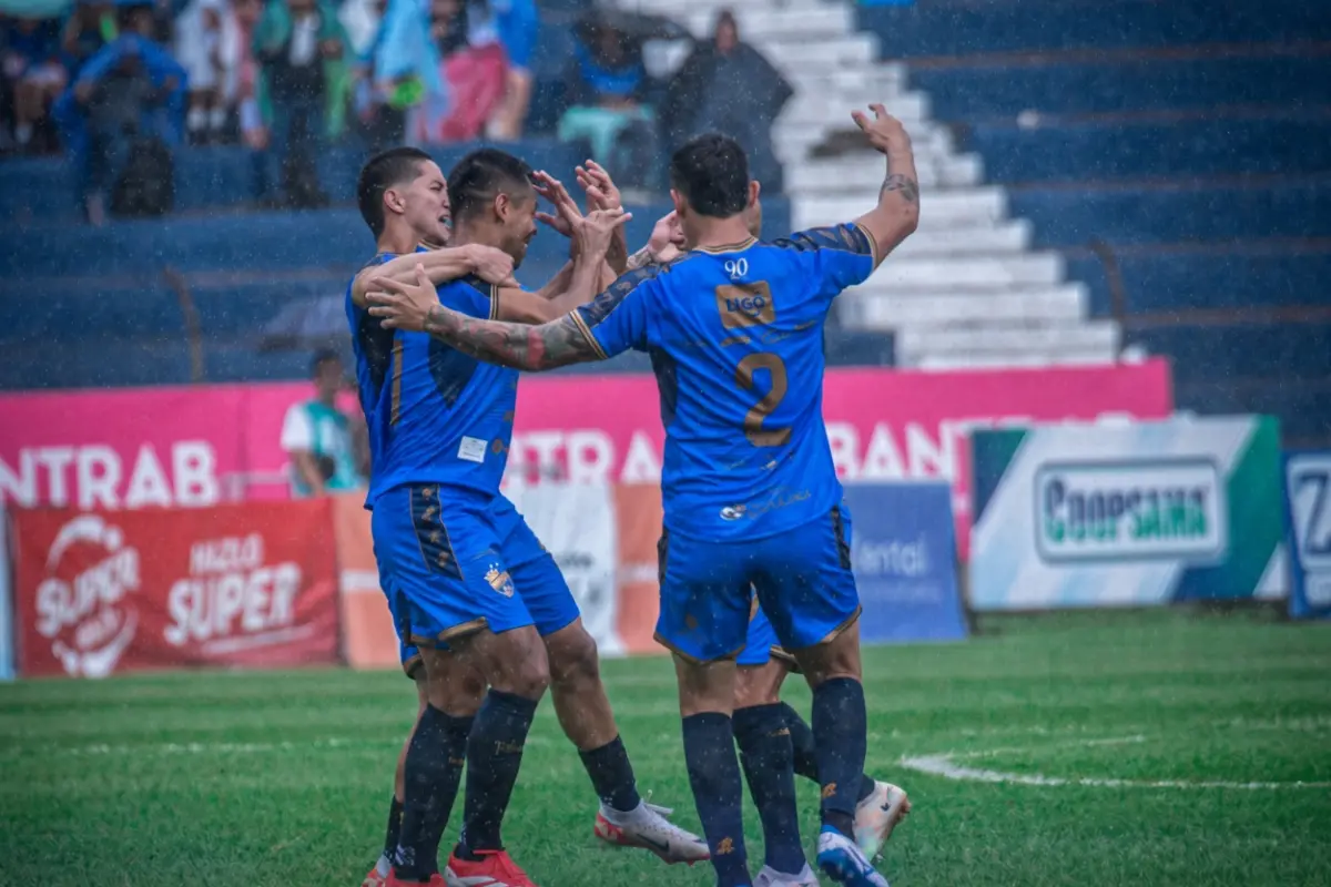 Celebración de Cobán Imperial ante el Deportivo Mixco - Cobán Imperial