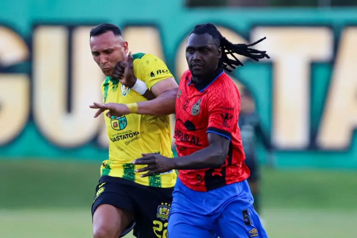 Acción de juego entre Guastatoya vs. Municipal 