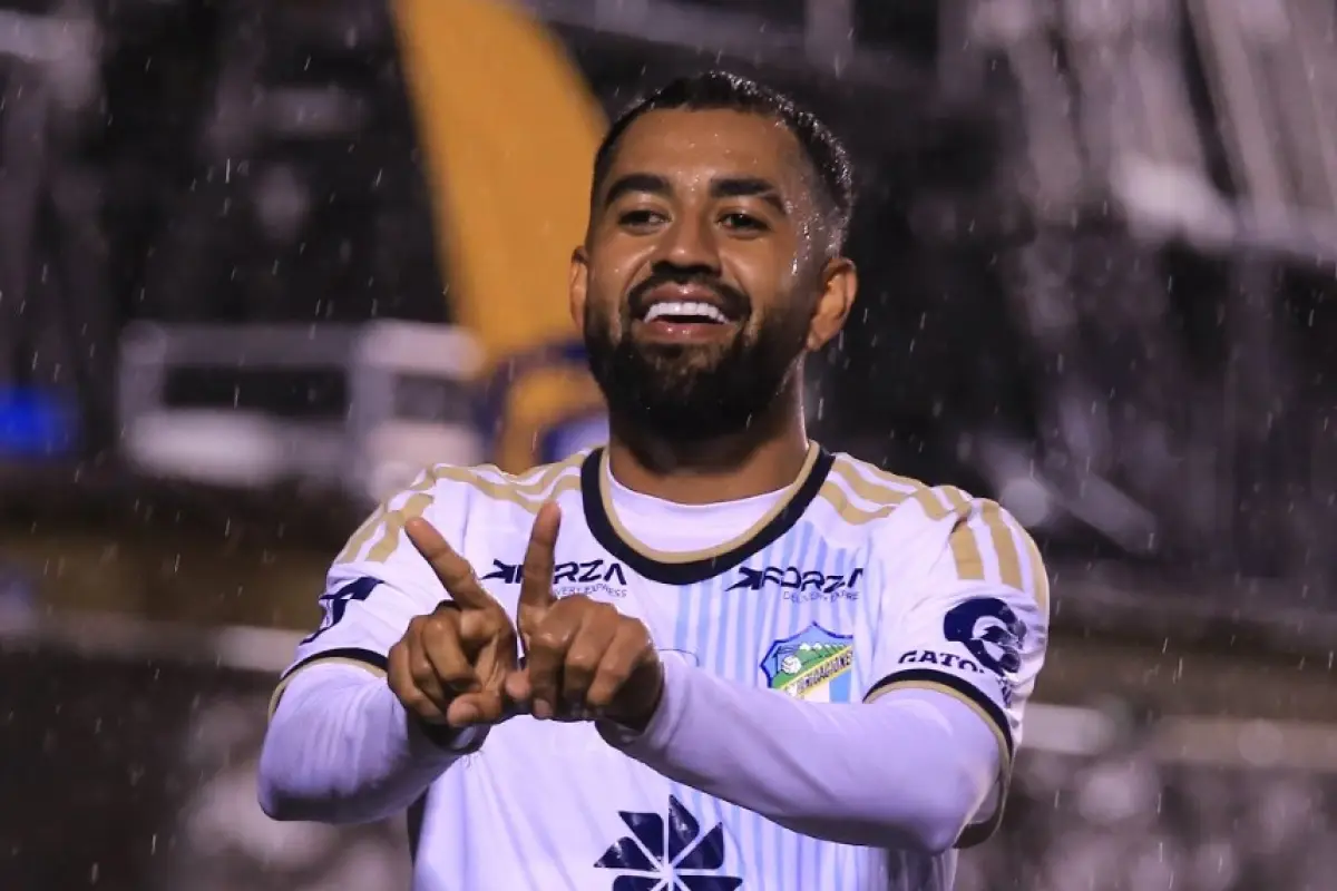 Dewinder Bradley celebrando su triplete de goles 