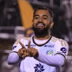 Dewinder Bradley celebrando su triplete de goles 