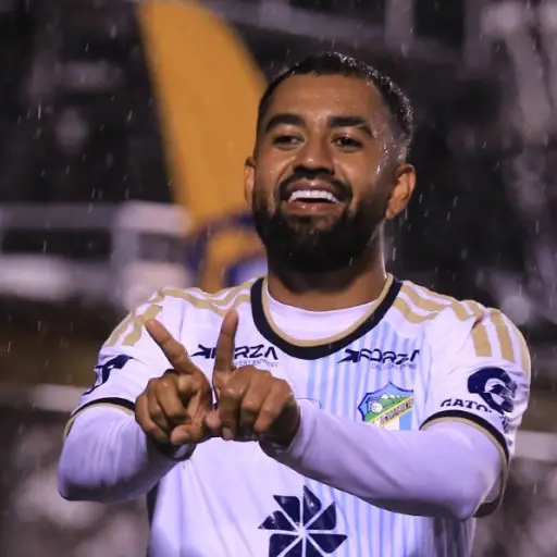 Dewinder Bradley celebrando su triplete de goles 