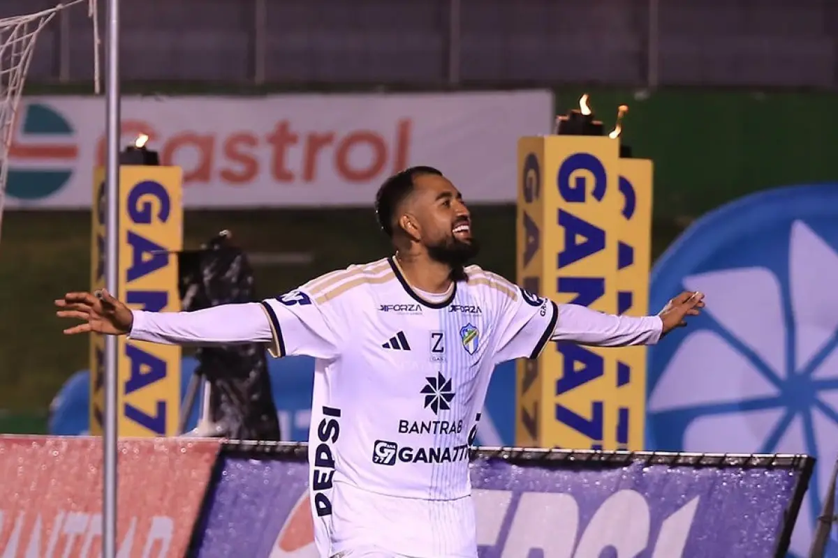 Dewinder Bradley anotó tres goles ante Malacateco