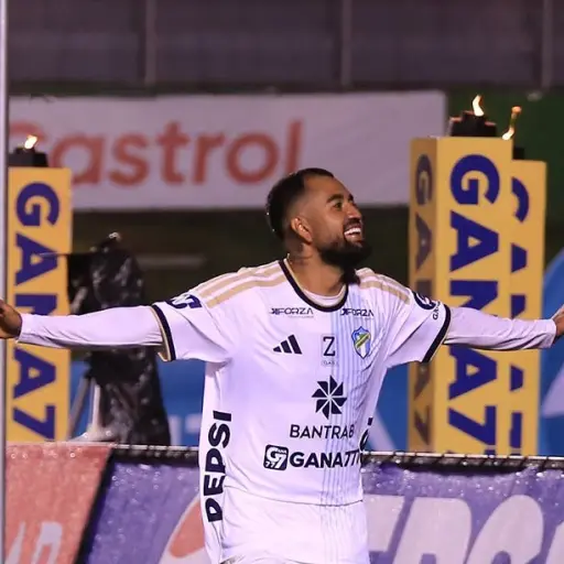 Dewinder Bradley anotó tres goles ante Malacateco 