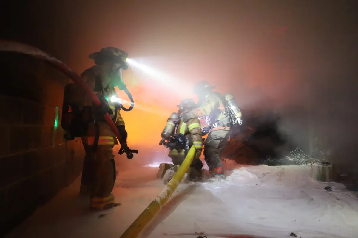 Los socorristas trabajaron durante horas para controlar el incendio en la bodega de zona 11 de Mixco., Bomberos Voluntarios