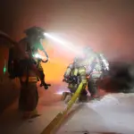Los socorristas trabajaron durante horas para controlar el incendio en la bodega de zona 11 de Mixco. ,Bomberos Voluntarios