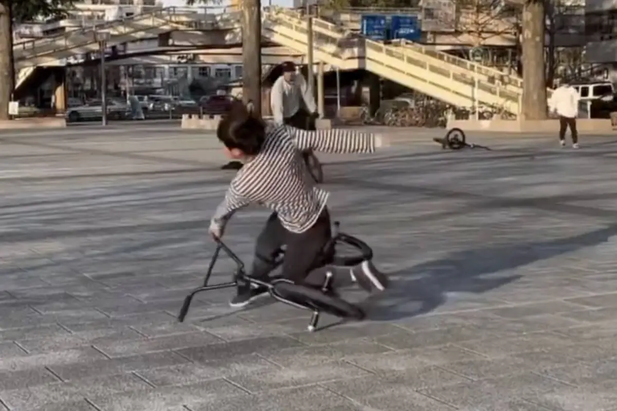 Joven sufre aparatosa caída en bicicleta al intentar una pirueta en un skate park., Captura de pantalla video de X.