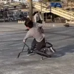 Joven sufre aparatosa caída en bicicleta al intentar una pirueta en un skate park. ,Captura de pantalla video de X.