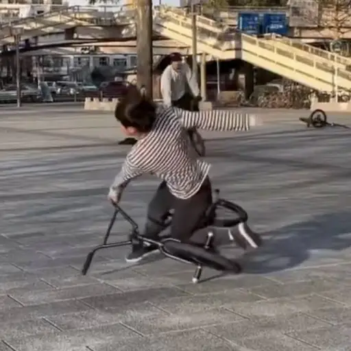 Joven sufre aparatosa caída en bicicleta al intentar una pirueta en un skate park. ,Captura de pantalla video de X.