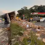 Dos camiones vuelcan tras colisionar en ruta a El Salvadort
