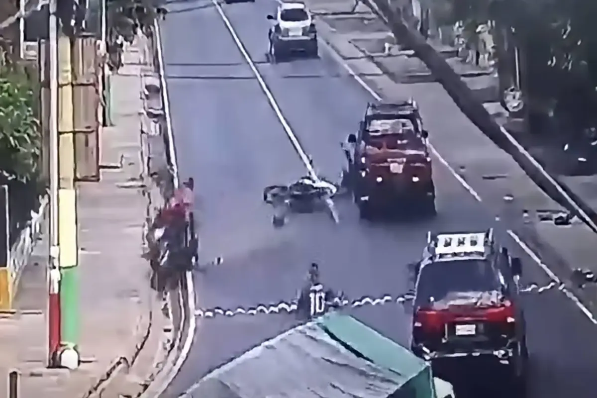 Imprudencia de motorista., Captura de pantalla video de Facebook.