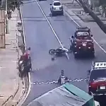 Imprudencia de motorista. ,Captura de pantalla video de Facebook.