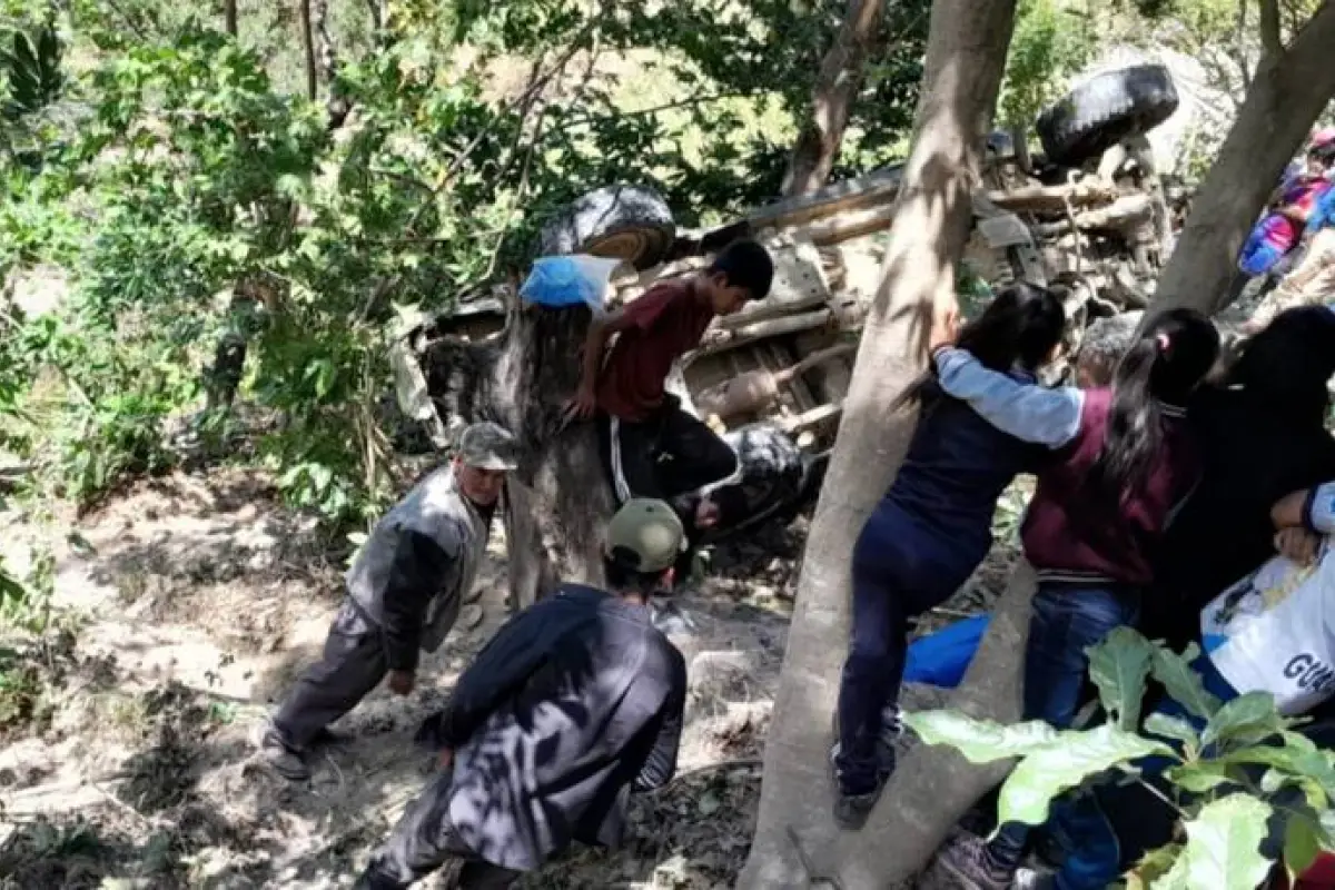Área donde cayó a un barranco el picop donde viajaban estudiantes en San Marcos., Bomberos Municipales Departamentales