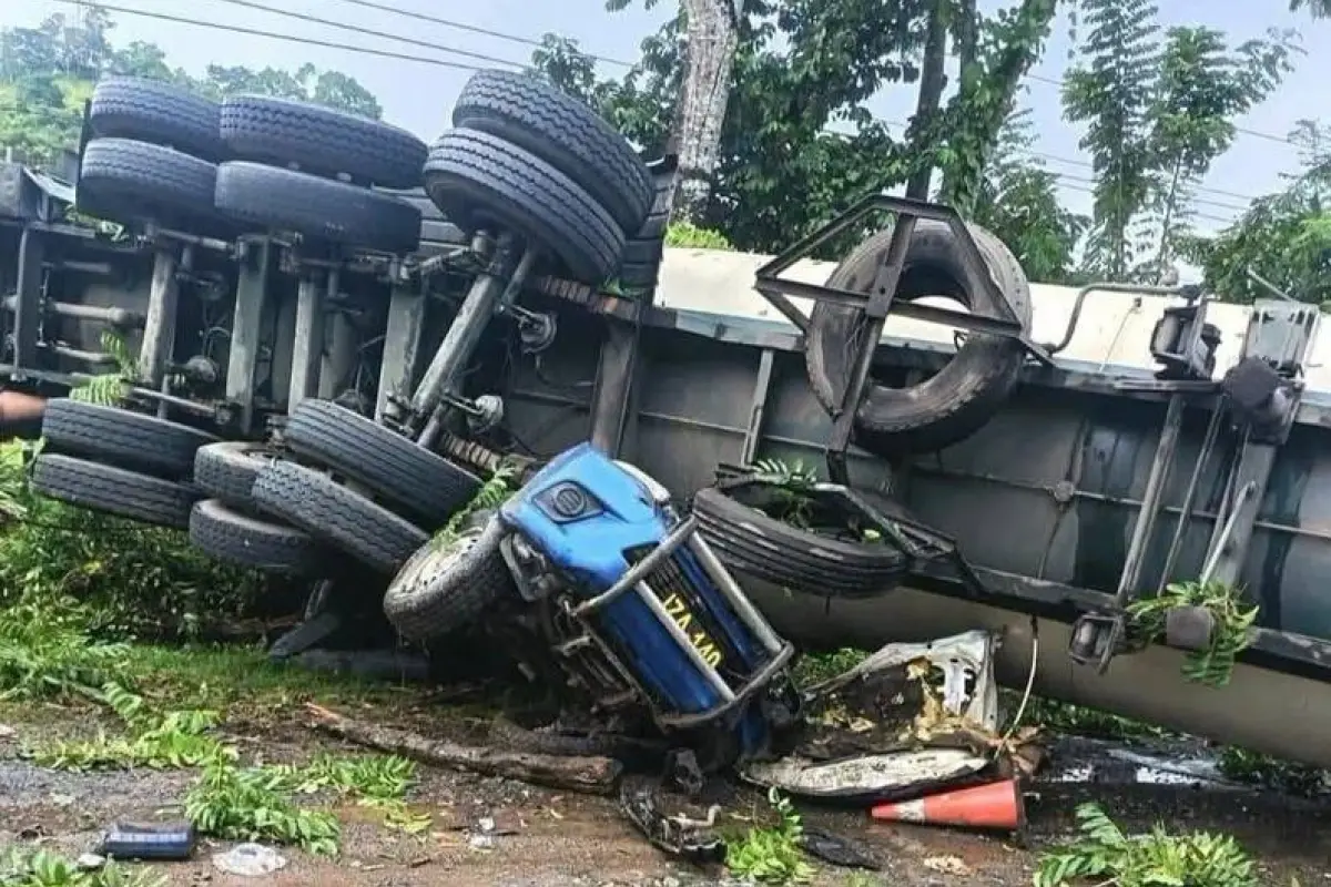 El accidente vial dejó dos agentes de PNC fallecidos y tres heridos en Izabal., .