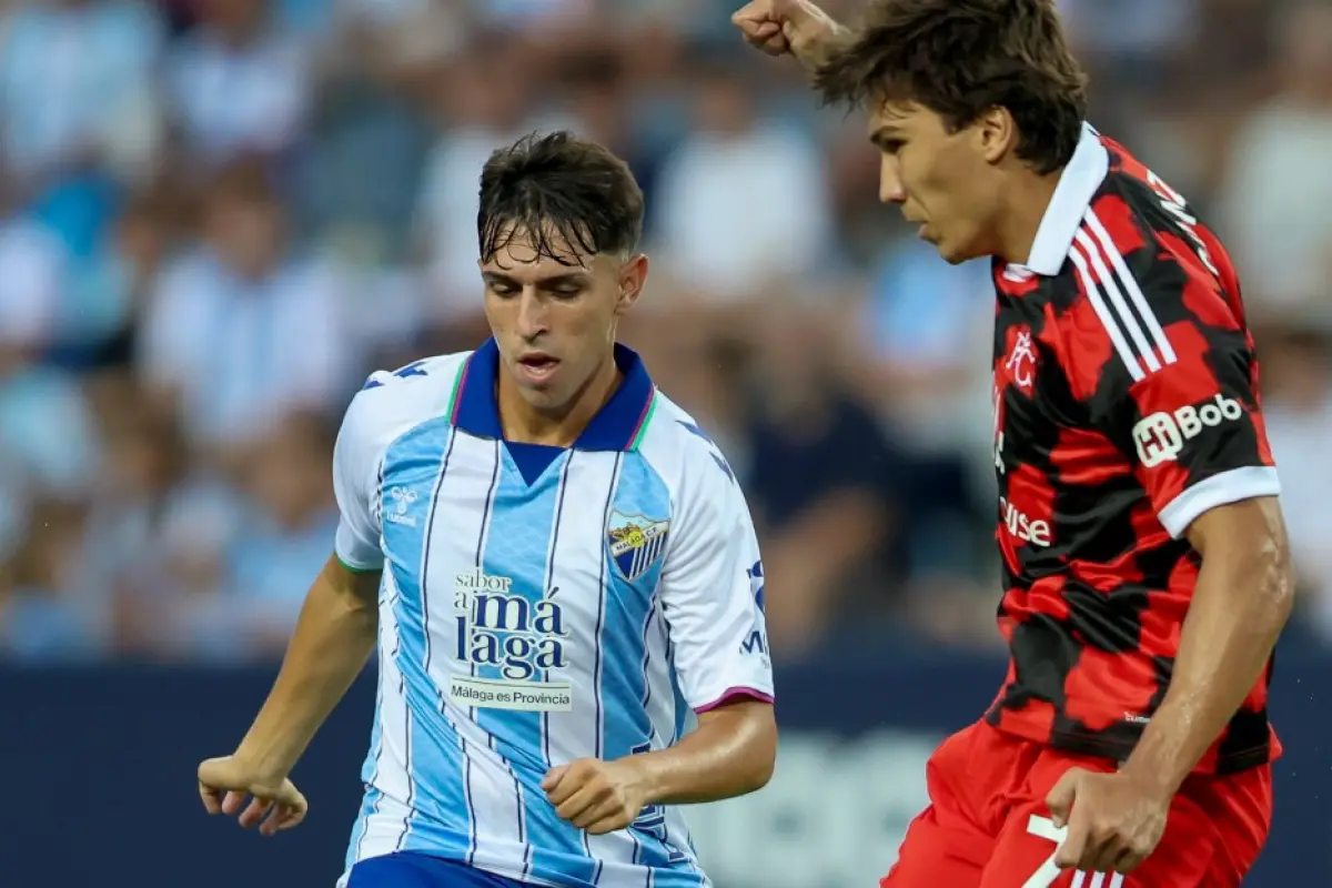 Acción de juego entre Málaga vs. Fulham 