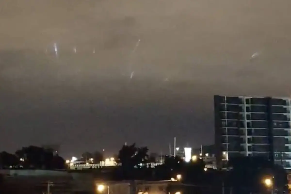 Una lluvia de meteoros habría provocado las luces que sorprendieron en Guatemala., Captura de pantalla video de X.