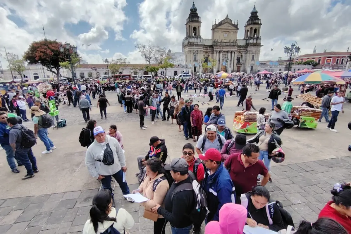 Integrantes del sindicato del magisterio llegaron a la plaza de la Constitución, en la zona 1, para una reunión donde se harán peticiones a las autoridades., Omar Solís/Emisoras Unidas