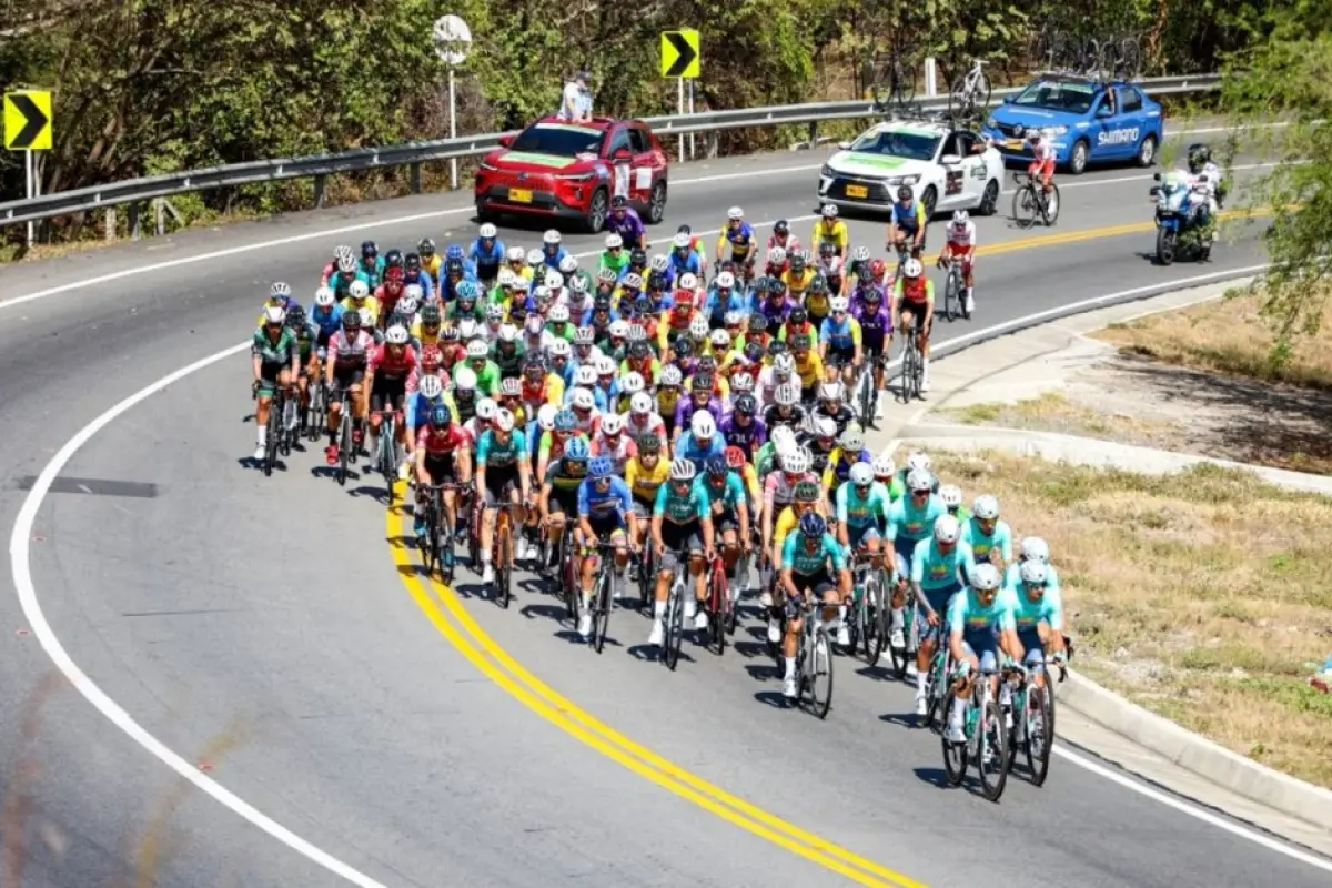 Pelotón de la Vuelta a Colombia 2026