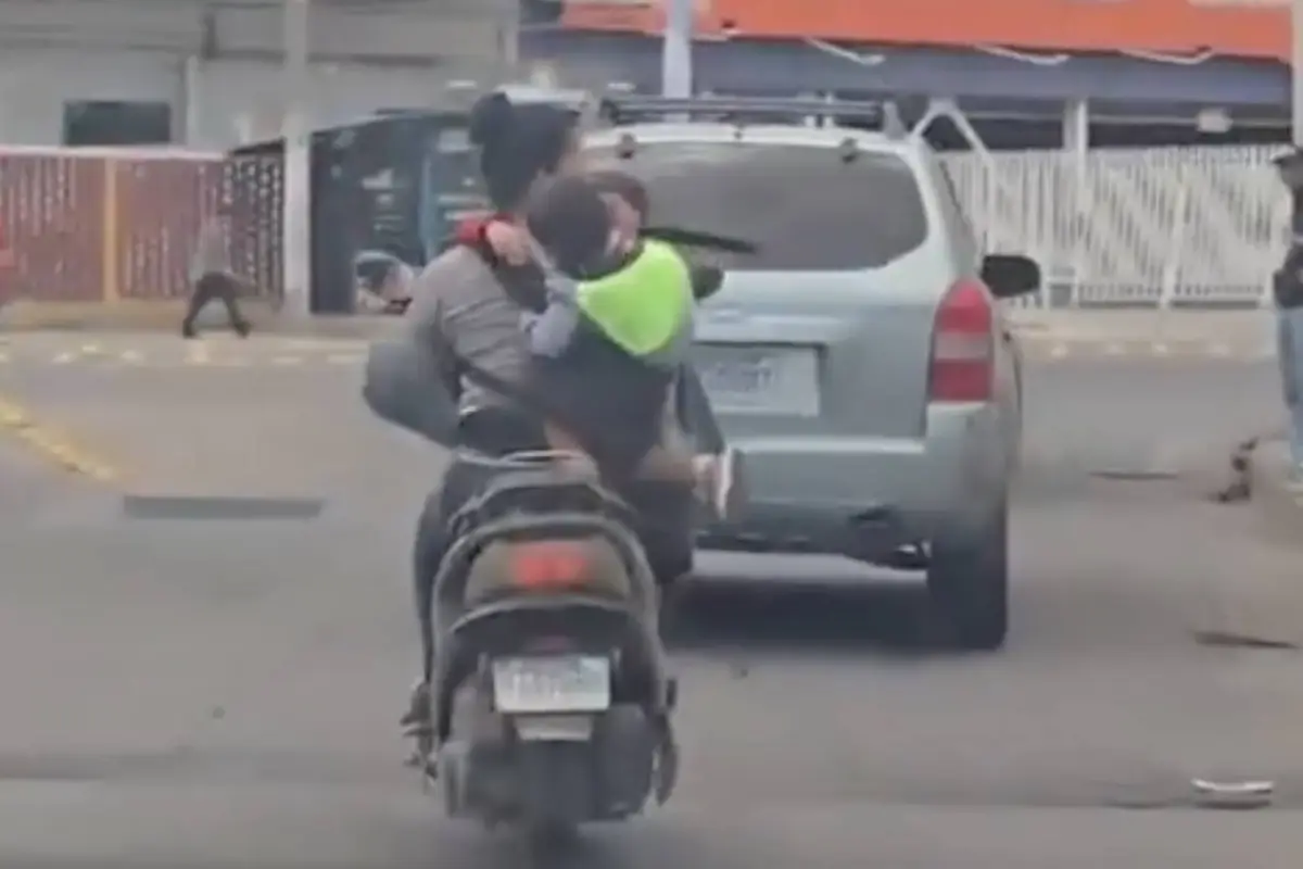 Forma en que dos niños son trasladados en moto genera preocupación en Quetzaltenango., Captura de pantalla video de X.