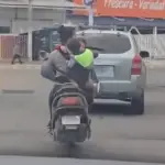 Forma en que dos niños son trasladados en moto genera preocupación en Quetzaltenango. ,Captura de pantalla video de X.