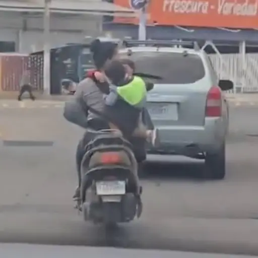 Forma en que dos niños son trasladados en moto genera preocupación en Quetzaltenango. ,Captura de pantalla video de X.