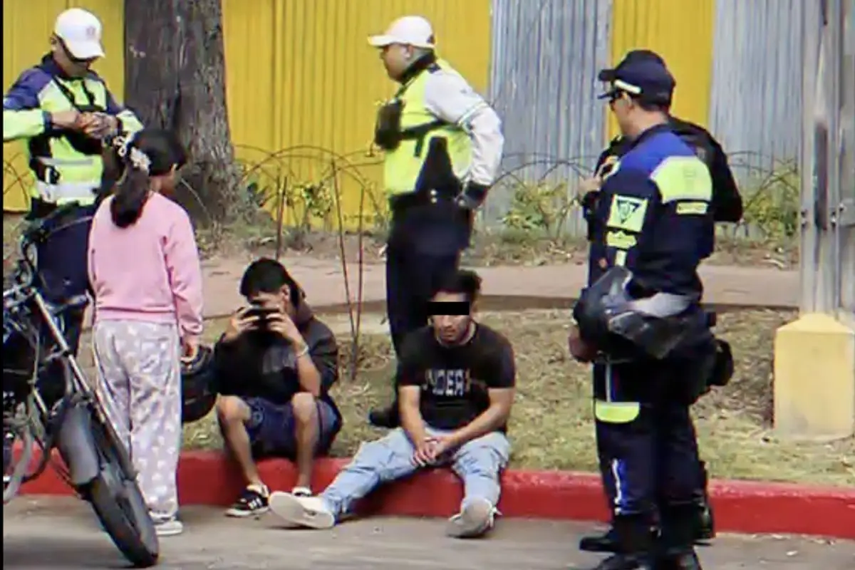 Motorista agrede a agente de la PMT durante la Feria de Jocotenango., Captura de pantalla video de X.