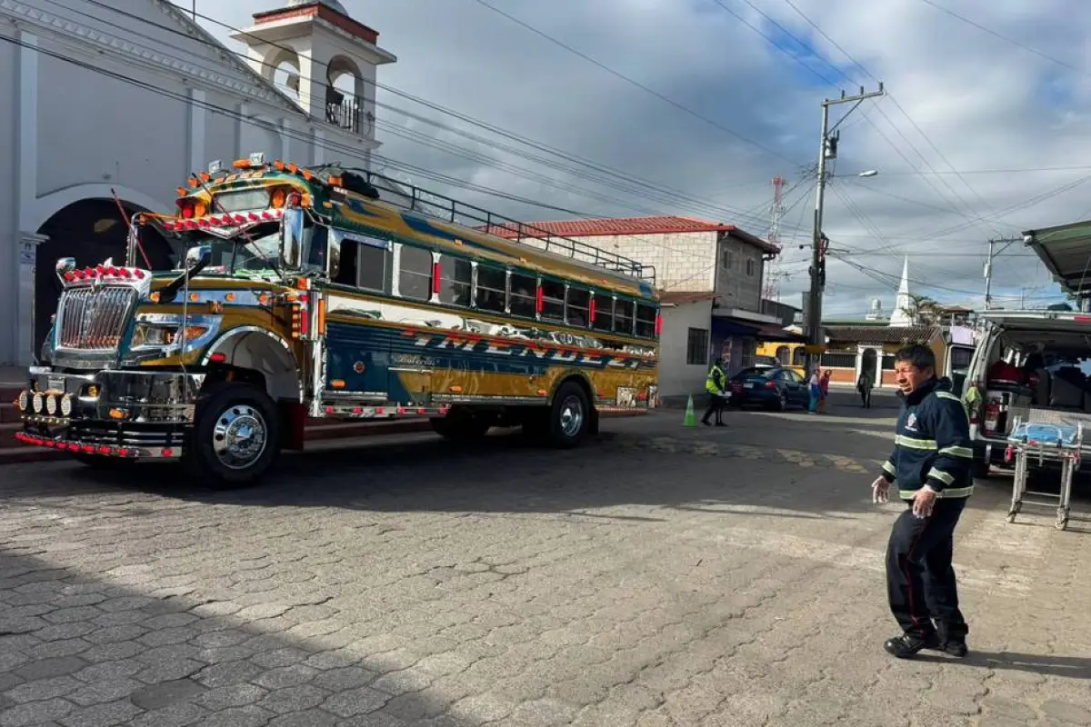 Los cuerpos de socorro atendieron a pasajeros de un bus afectados tras ser asaltados en Chimaltenango., Bomberos Municipales Departamentales