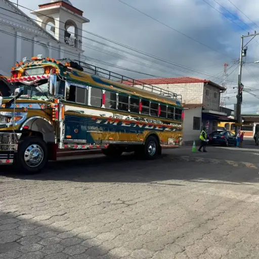 Los cuerpos de socorro atendieron a pasajeros de un bus afectados tras ser asaltados en Chimaltenango. ,Bomberos Municipales Departamentales