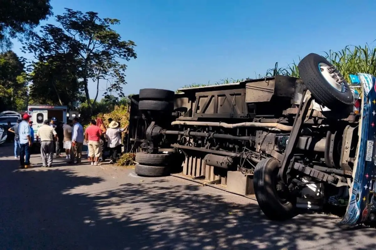 Área donde volcó un autobús en Suchitepéquez, ruta hacia Quetzaltenango., .