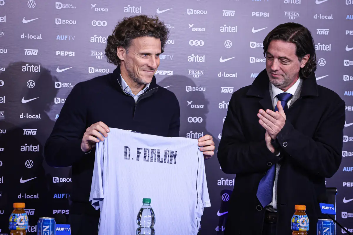 Diego Forlán fue presentado como nuevo técnico de Uruguay - EFE