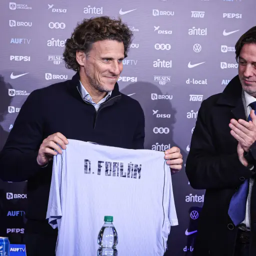 Diego Forlán fue presentado como nuevo técnico de Uruguay - EFE