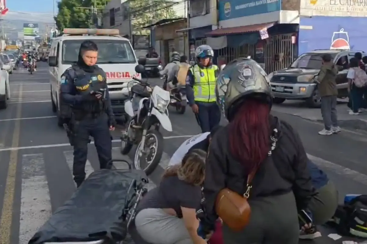 Accidente frente al cementerio de Villa Nueva donde varias personas quedaron heridas., PMT de Villa Nueva