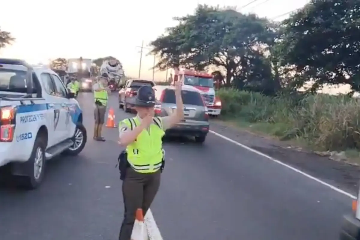 Área cerrada parcialmente tras accidente en Km. 66 de la ruta CA-2 Occidente., Provial