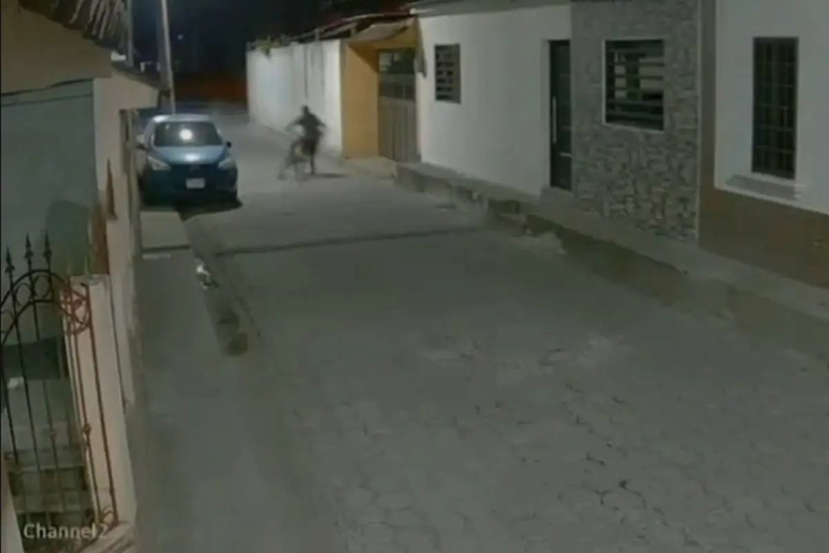 Video muestra brutal caída de dos jóvenes en motocicleta en Sanarate., Captura de pantalla video de Facebook.