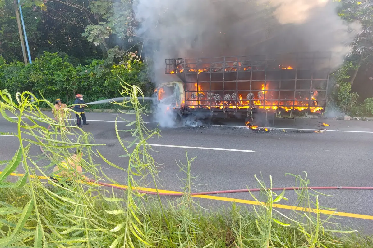 Incendio vehicular que consumió un vehículo de transporte de carga que llevaba motocicletas en Suchitepéquez., Bomberos Voluntarios