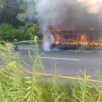 Incendio vehicular que consumió un vehículo de transporte de carga que llevaba motocicletas en Suchitepéquez. ,Bomberos Voluntarios