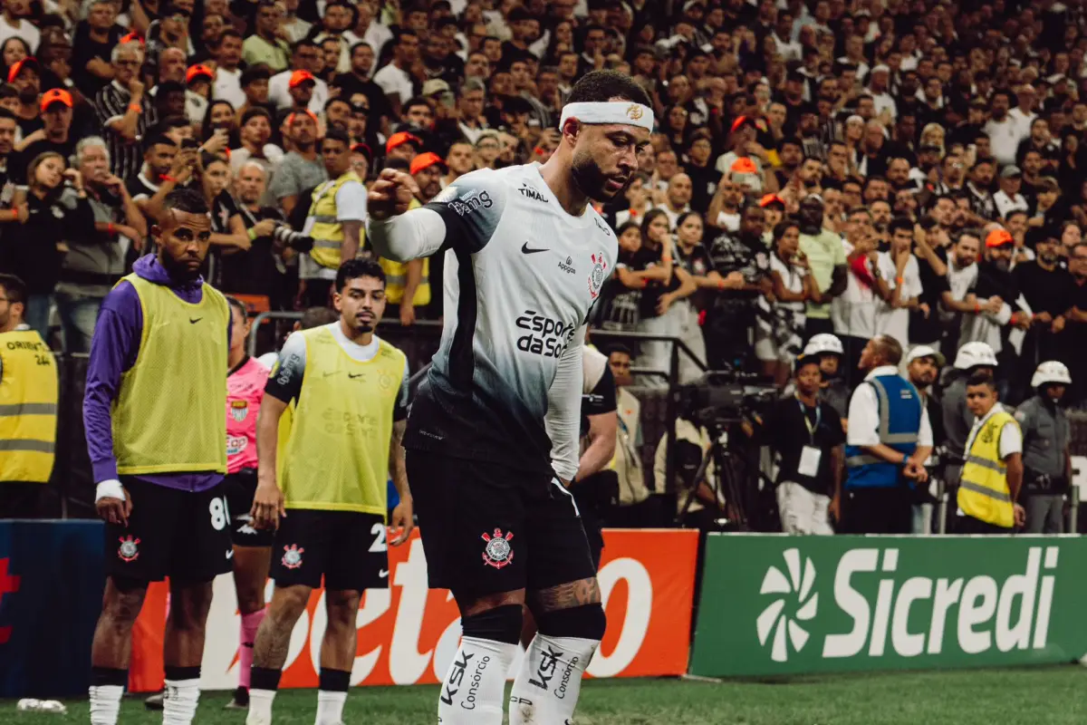 Memphis Depay durante un partido del Brasileirao con el Corinthians - Corinthians