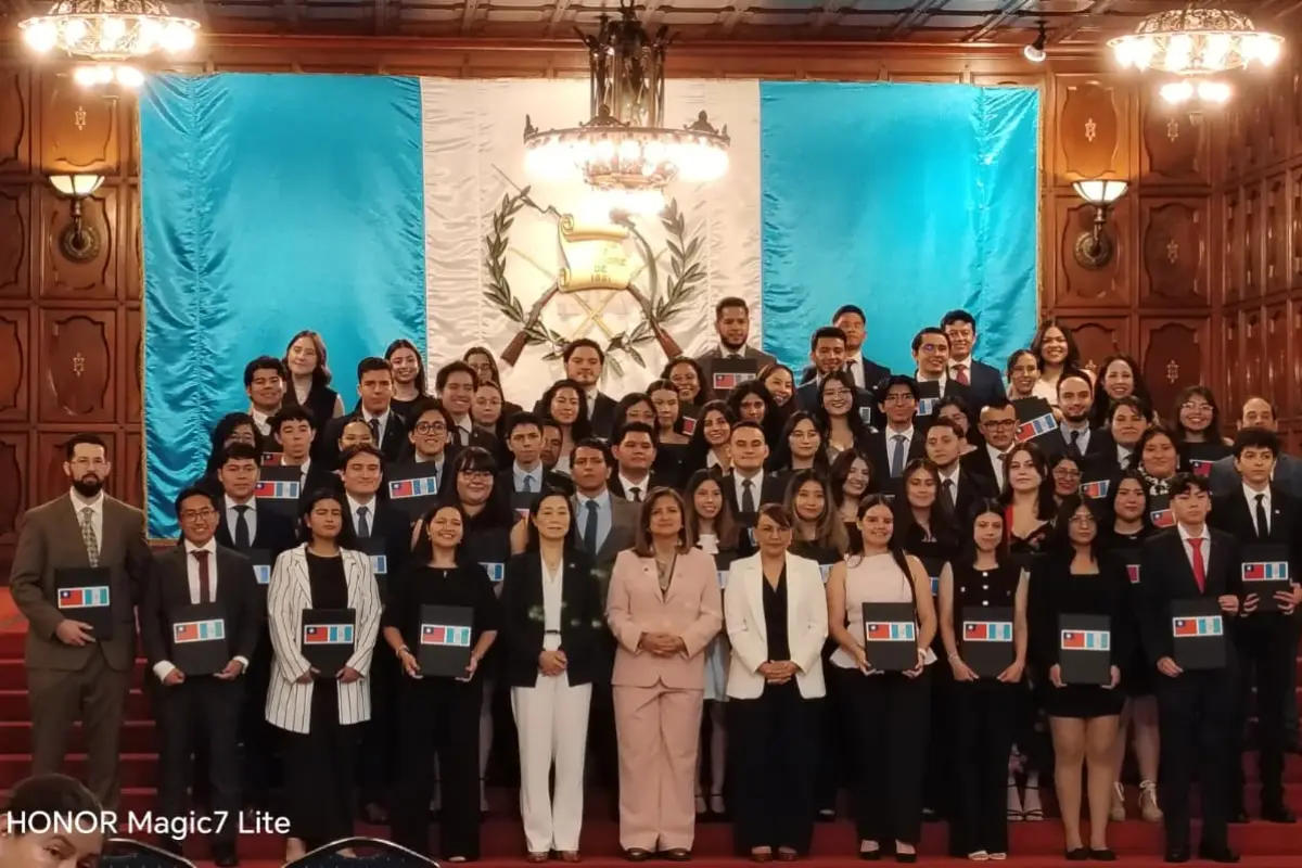 Jóvenes guatemaltecos reciben becas para estudios en el extranjero., Omar Solís/Emisoras Unidas