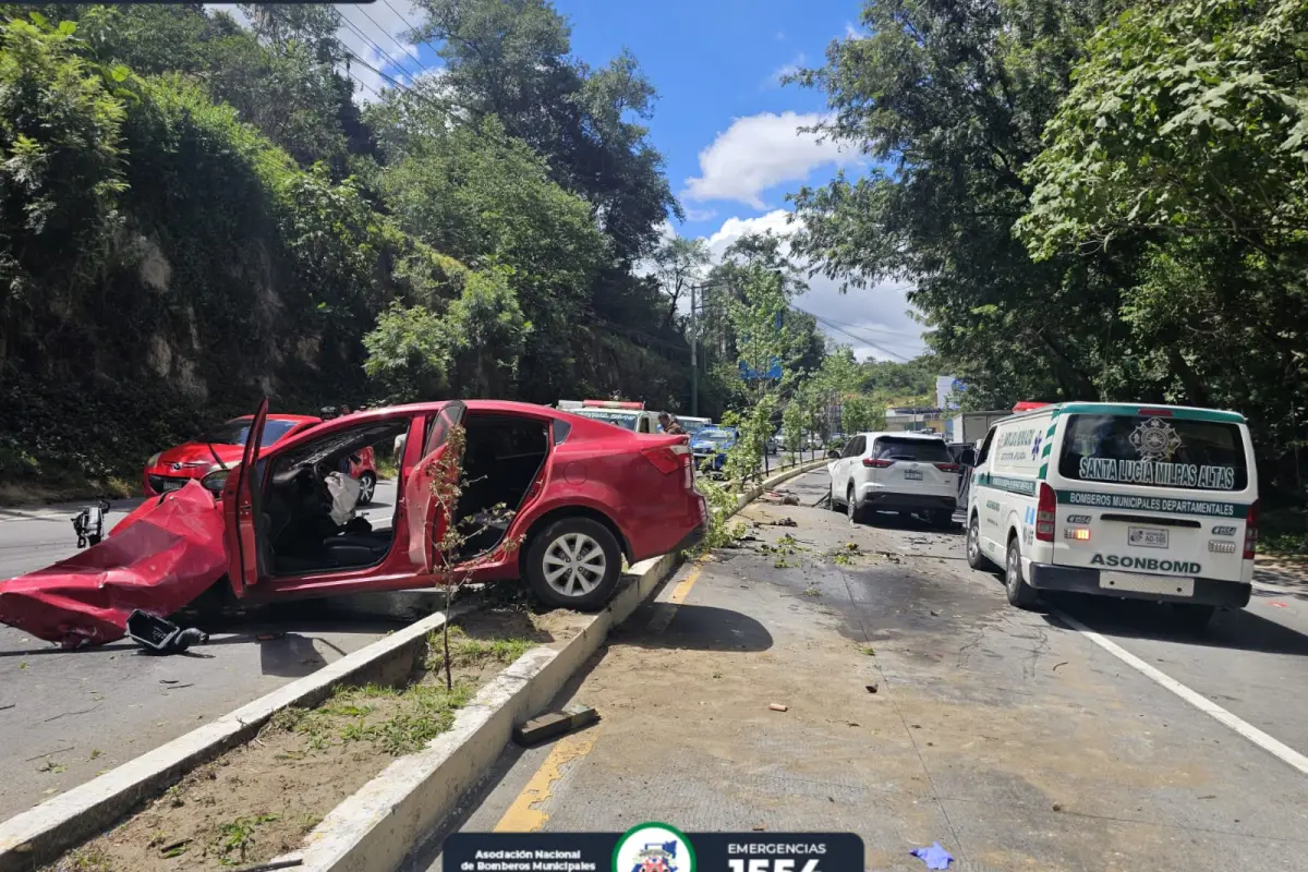 Área donde ocurrió el accidente múltiple en Km. 31 de la RN-10., Bomberos Municipales Departamentales