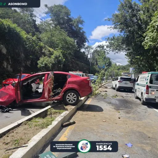 Área donde ocurrió el accidente múltiple en Km. 31 de la RN-10. ,Bomberos Municipales Departamentales