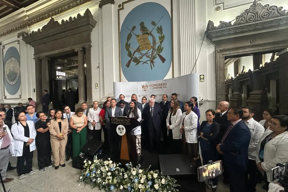 El diputado Obed Castañaza, del partido Viva junto a varios médicos presentan una iniciativa de ley en beneficio a las enfermedades no curativas. , Foto Omar Solís