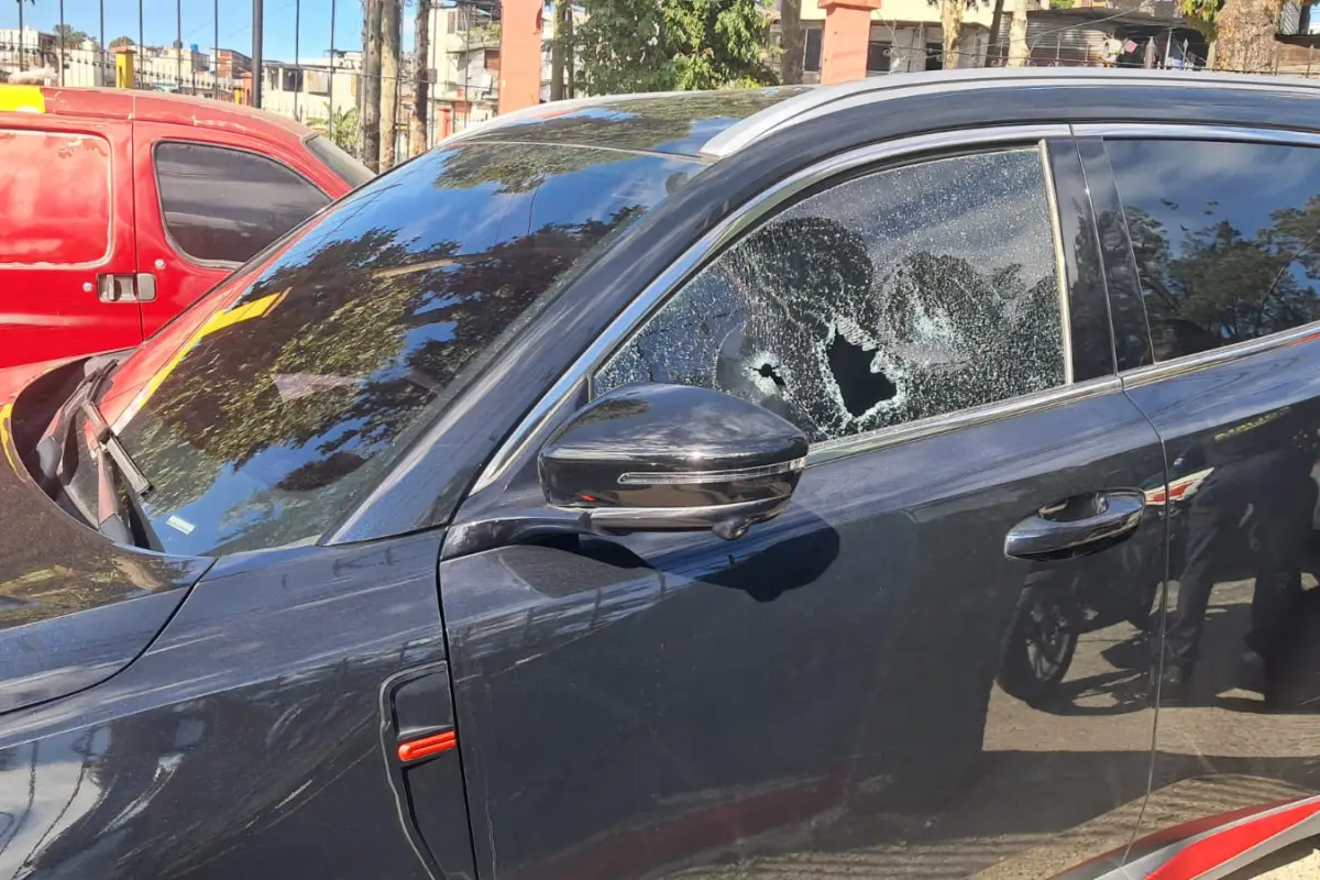 La conductora del automóvil fue atendida en el lugar tras el hecho de violencia ocurrido en el Periférico., Bomberos Voluntarios