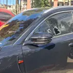 La conductora del automóvil fue atendida en el lugar tras el hecho de violencia ocurrido en el Periférico. ,Bomberos Voluntarios
