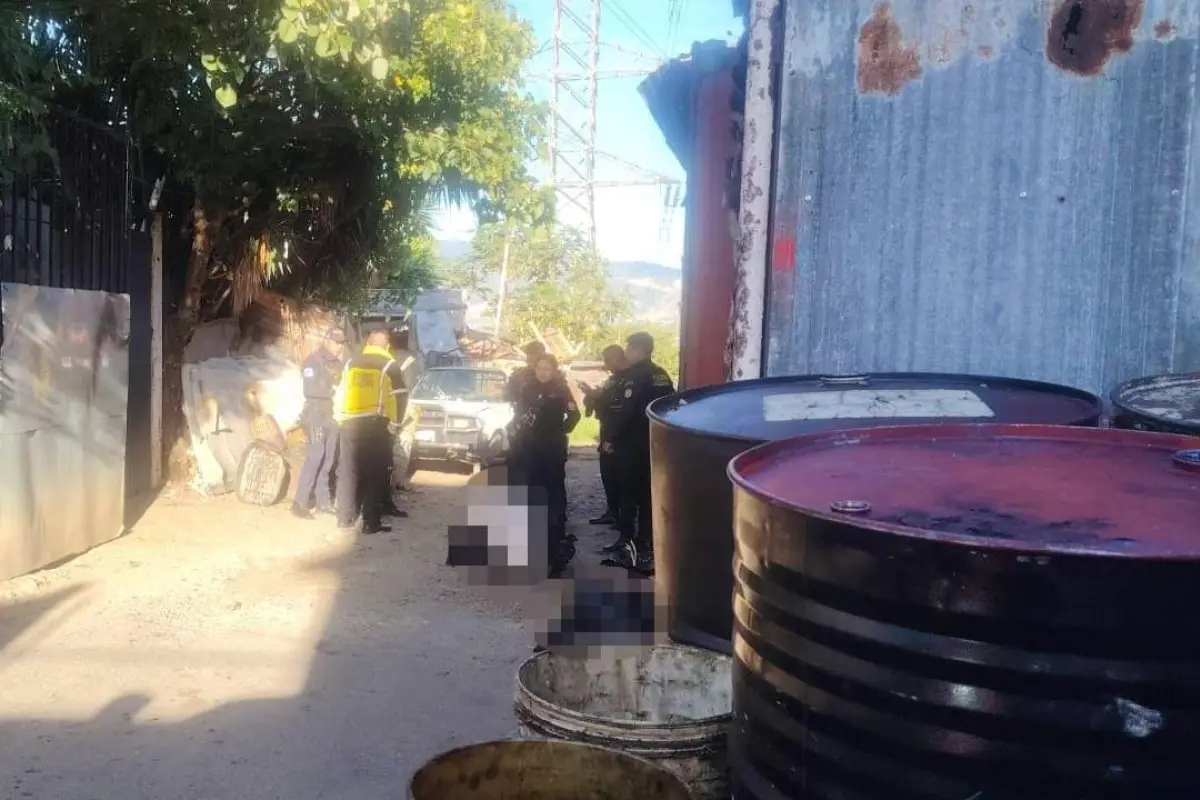 Área donde fueron localizados los dos cuerpos abandonados en la vía pública en zona 21., Bomberos Voluntarios
