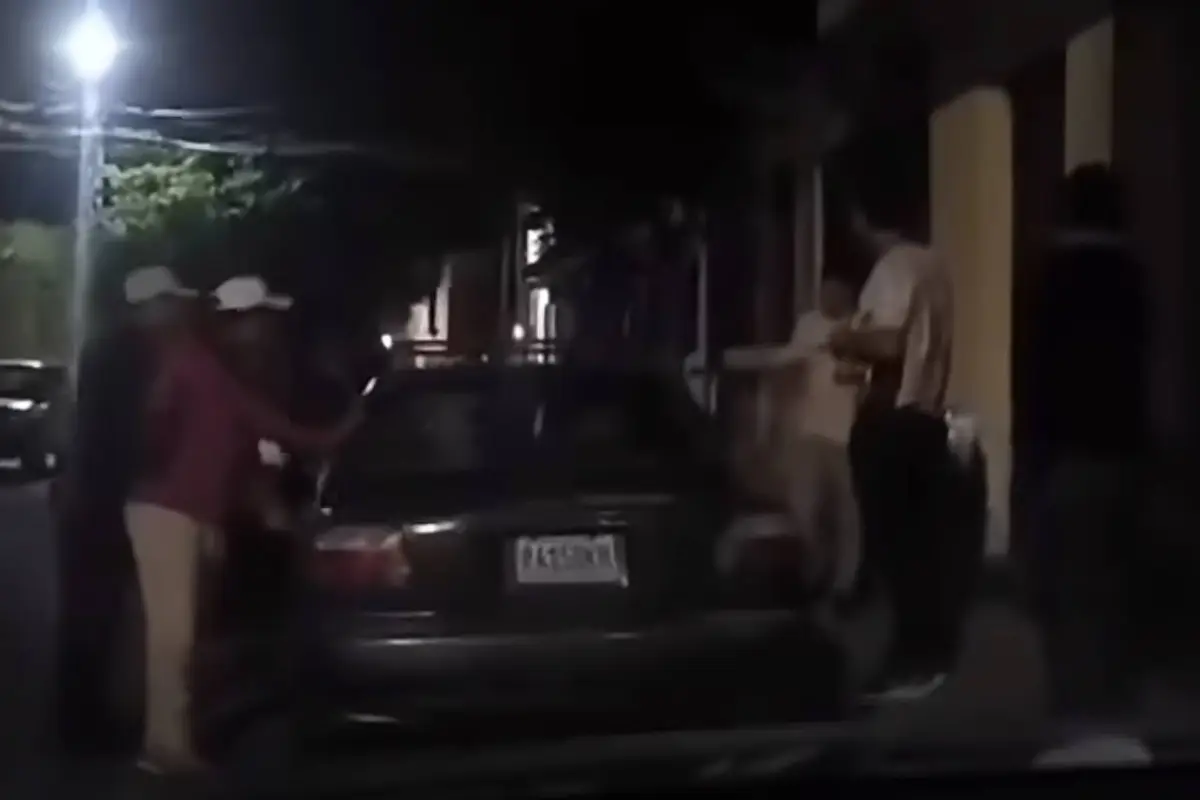 Video muestra agresión contra jóvenes en la vía pública de Antigua Guatemala., Captura de pantalla video de X.