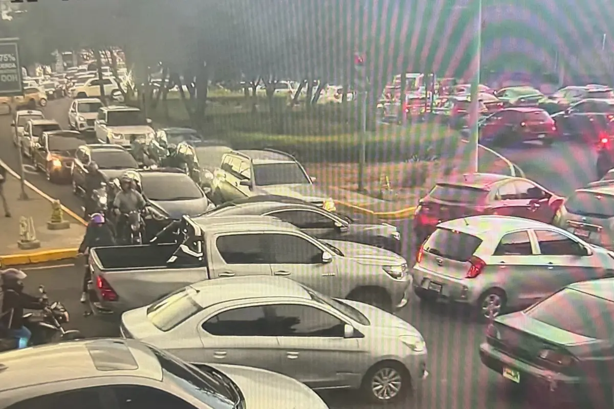 Cierre por diligencias del MP complica tránsito en la Atanasio Tzul tras muerte de motorista., Captura de pantalla video de X.