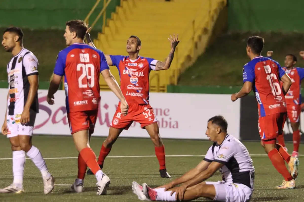 Jorge Aparicio se encaró con la afición de Xelajú MC durante el partido - Alex Meoño